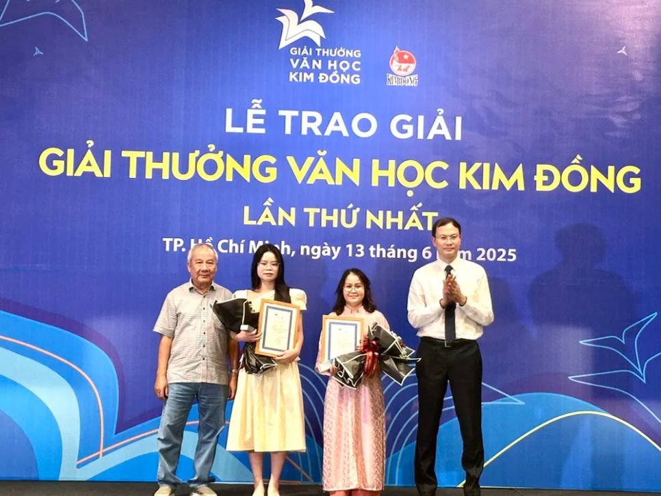 Nhà văn Nguyễn Thị Như Hiền (thứ 2 từ phải sang) vừa nhận giải nhì Giải thưởng Văn học Kim Đồng lần thứ nhất Nhà văn Nguyễn Thị Như Hiền (thứ 2 từ phải sang) vừa nhận giải nhì Giải thưởng Văn học Kim Đồng lần thứ nhất