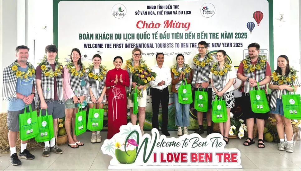 Tàu du lịch phục vụ khách tham quan sông nước hữu tình tại quê hương xứ dừa. Ảnh: TRẦN LỢI Tàu du lịch phục vụ khách tham quan sông nước hữu tình tại quê hương xứ dừa. Ảnh: TRẦN LỢI