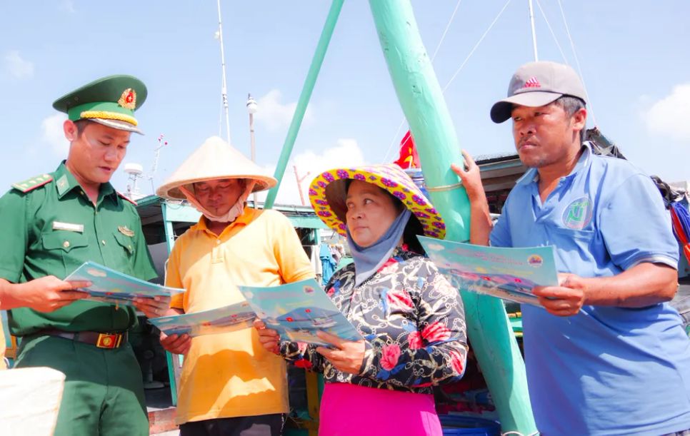 Lực lượng biên phòng tỉnh Sóc Trăng xuống tàu tuyên truyền chống khai thác IUU Lực lượng biên phòng tỉnh Sóc Trăng xuống tàu tuyên truyền chống khai thác IUU