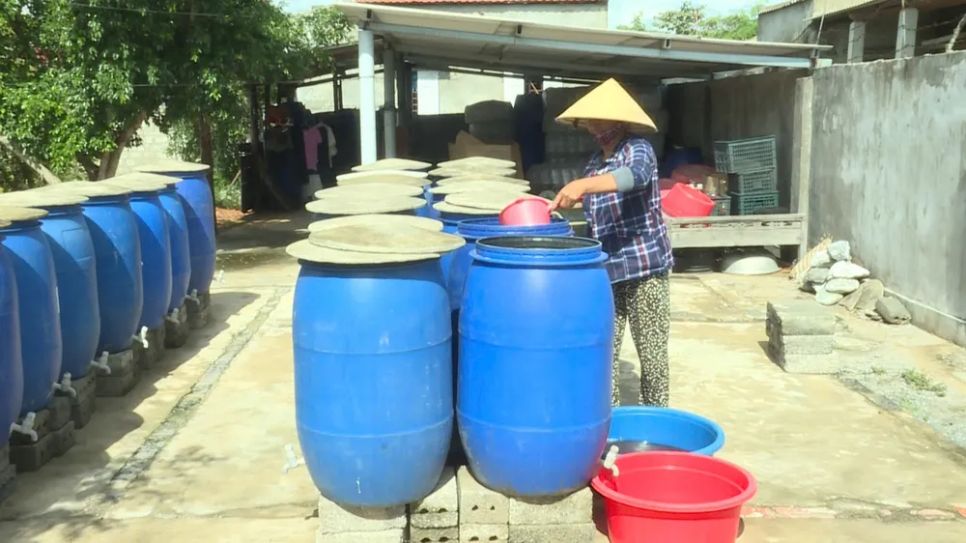 Nước mắm Hàm Hương ngày nay ủ chượp trong thùng lớn Nước mắm Hàm Hương ngày nay ủ chượp trong thùng lớn