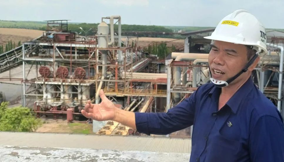 Kỹ sư của nhà máy đường TTC Tây Ninh giới thiệu tổ máy phát điện từ bã mía Kỹ sư của nhà máy đường TTC Tây Ninh giới thiệu tổ máy phát điện từ bã mía