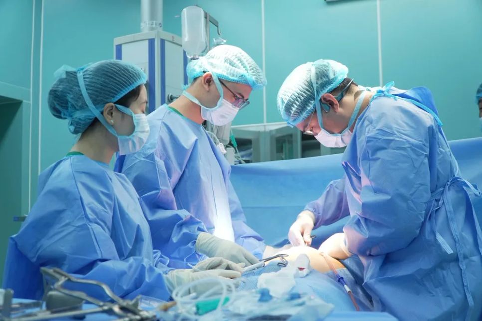 Các bác sĩ đang phẫu thuật cho bệnh nhân Các bác sĩ đang phẫu thuật cho bệnh nhân