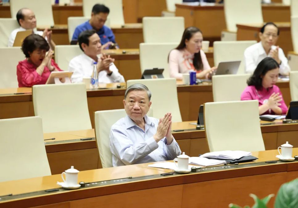 Tổng Bí thư Tô Lâm và các đại biểu Quốc hội tán thành thông qua luật chiều 26-6. Ảnh QUANG PHÚC Tổng Bí thư Tô Lâm và các đại biểu Quốc hội tán thành thông qua luật chiều 26-6. Ảnh QUANG PHÚC