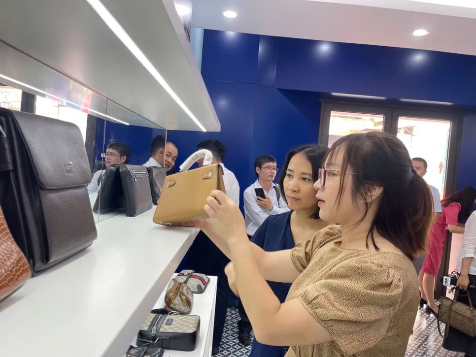 Nhiều sản phẩm thời trang nhái nhãn hiệu lớn của thế giới Nhiều sản phẩm thời trang nhái nhãn hiệu lớn của thế giới