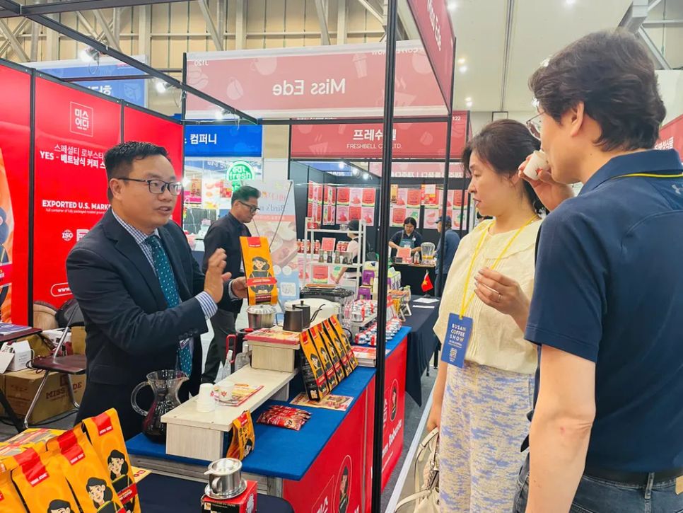 Ông Hoàng Danh Hữu, Nhà sáng lập MISS EDE, quảng bá sản phẩm cà phê Việt Nam tại Triễn lãm Busan Coffee Show 2025 Ông Hoàng Danh Hữu, Nhà sáng lập MISS EDE, quảng bá sản phẩm cà phê Việt Nam tại Triễn lãm Busan Coffee Show 2025