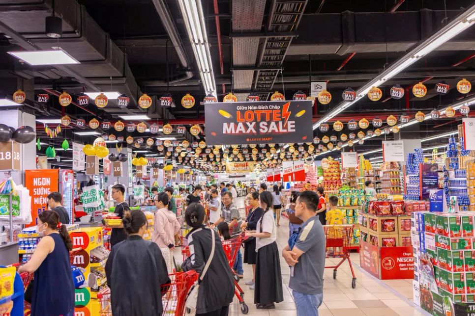 Lượng khách hàng đến mua sắm tấp nập tại LOTTE MART trong thời gian khuyến mại Lượng khách hàng đến mua sắm tấp nập tại LOTTE MART trong thời gian khuyến mại