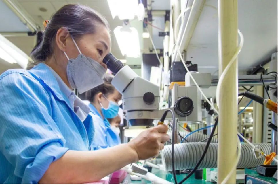 Công nhân Công ty Datalogic Việt Nam làm việc trên dây chuyền sản xuất tại Khu Công nghệ cao TPHCM. Ảnh: HOÀNG HÙNG Công nhân Công ty Datalogic Việt Nam làm việc trên dây chuyền sản xuất tại Khu Công nghệ cao TPHCM. Ảnh: HOÀNG HÙNG