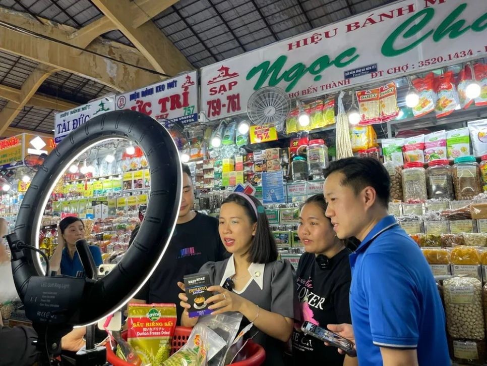 Tiểu thương chợ Bến Thành (quận 1) học cách livestream bán hàng đến người tiêu dùng Tiểu thương chợ Bến Thành (quận 1) học cách livestream bán hàng đến người tiêu dùng