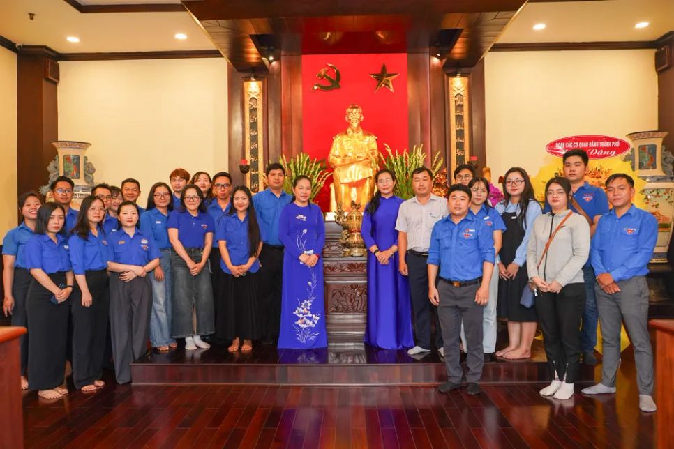 Các đại biểu dâng hương và chụp ảnh lưu niệm tại phòng thờ Chủ tịch Hồ Chí Minh