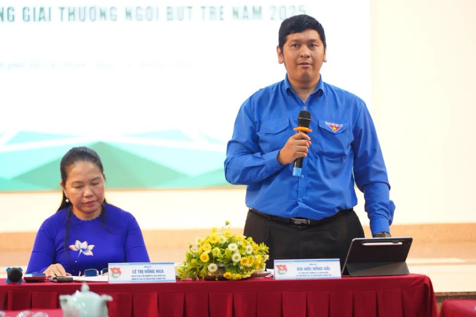 Đồng chí Bùi Hữu Hồng Hải, Ủy viên Ban Thường vụ Thành Đoàn, Bí thư Đoàn Thanh niên các cơ quan Đảng Thành phố phát biểu tại chương trình