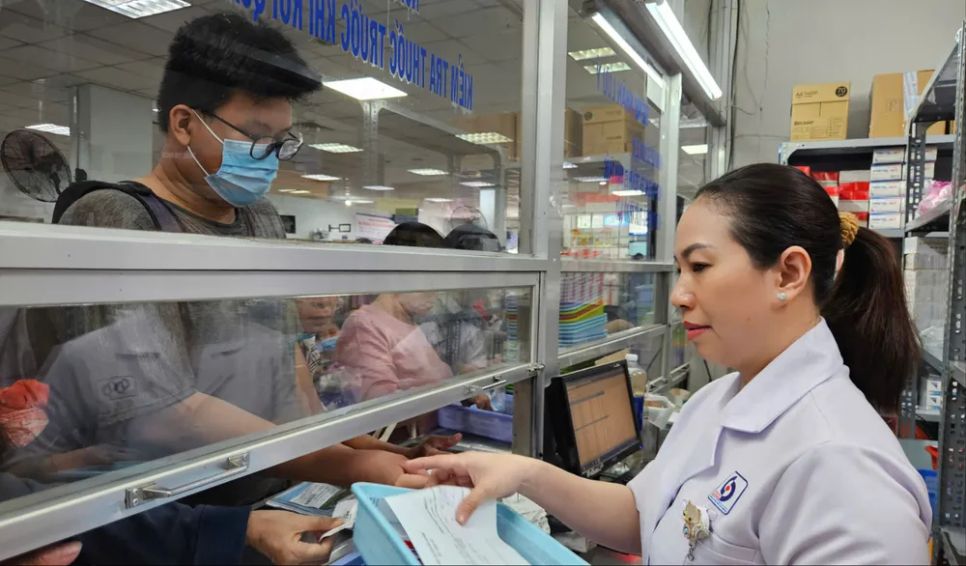Dược sĩ BV Nhân dân Gia Định (TPHCM) phát thuốc cho người bệnh Dược sĩ BV Nhân dân Gia Định (TPHCM) phát thuốc cho người bệnh