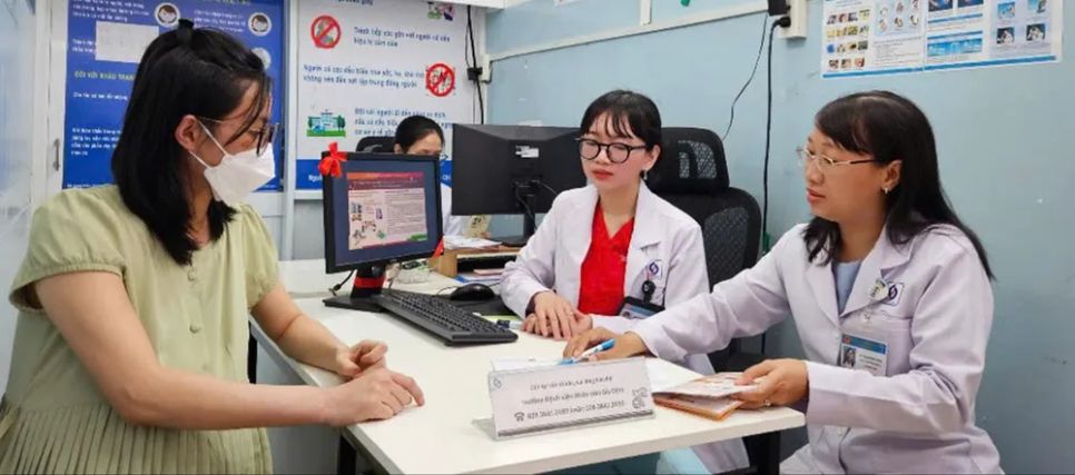 TS Phạm Hồng Thắm (bìa phải), Phó trưởng Khoa Dược, BV Nhân dân Gia Định, tư vấn sử dụng thuốc cho người bệnh tại phòng tư vấn chuyên sâu TS Phạm Hồng Thắm (bìa phải), Phó trưởng Khoa Dược, BV Nhân dân Gia Định, tư vấn sử dụng thuốc cho người bệnh tại phòng tư vấn chuyên sâu
