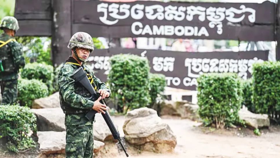 Binh sĩ Thái Lan tại cửa khẩu biên giới tỉnh Surin, giáp Campuchia. Ảnh: CNA Binh sĩ Thái Lan tại cửa khẩu biên giới tỉnh Surin, giáp Campuchia. Ảnh: CNA