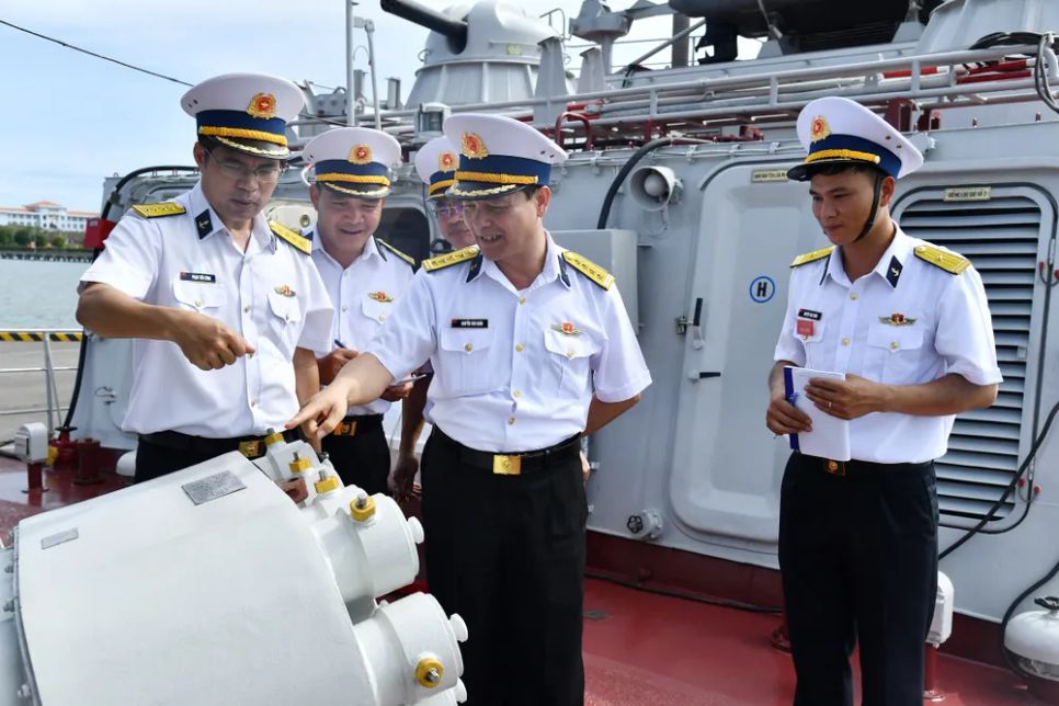 Đại tá Nguyễn Văn Quán, Tư lệnh Vùng 2 Hải quân kiểm tra Tàu 379, Lữ đoàn 167 trước khi tàu thực hiện nhiệm vụ đối ngoại Đại tá Nguyễn Văn Quán, Tư lệnh Vùng 2 Hải quân kiểm tra Tàu 379, Lữ đoàn 167 trước khi tàu thực hiện nhiệm vụ đối ngoại