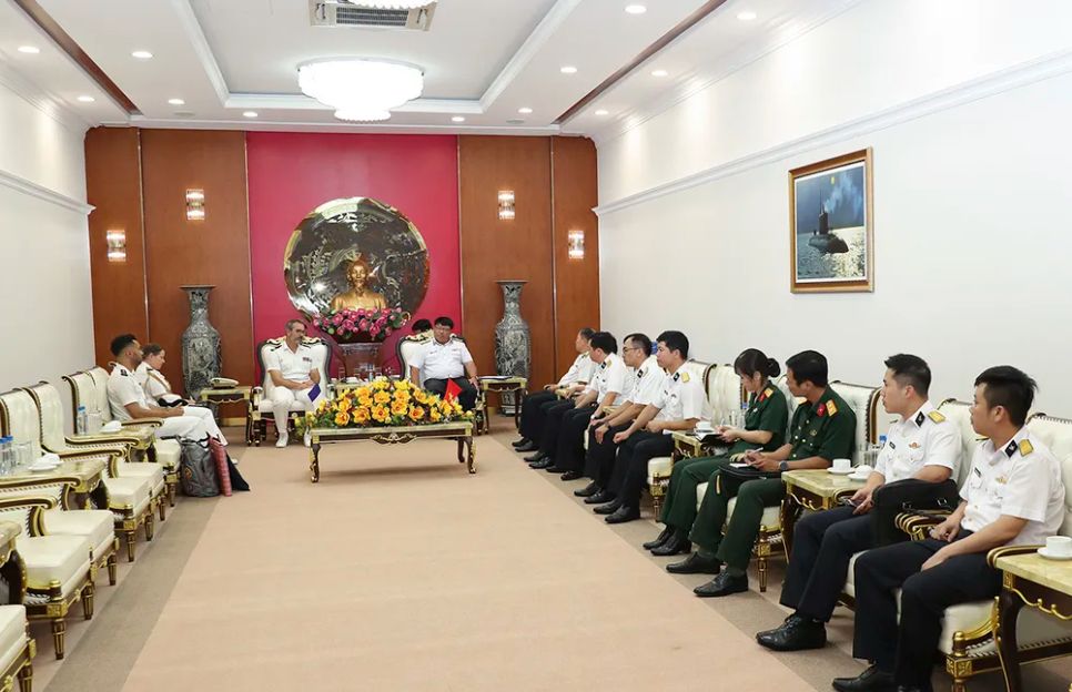 Thủ trưởng Vùng 2 Hải quân tiếp đón Đại tá Lionel Seigfried, Thuyền trưởng tàu hộ tống đa nhiệm Provence, Hải quân Pháp đầu tháng 3-2025 Thủ trưởng Vùng 2 Hải quân tiếp đón Đại tá Lionel Seigfried, Thuyền trưởng tàu hộ tống đa nhiệm Provence, Hải quân Pháp đầu tháng 3-2025