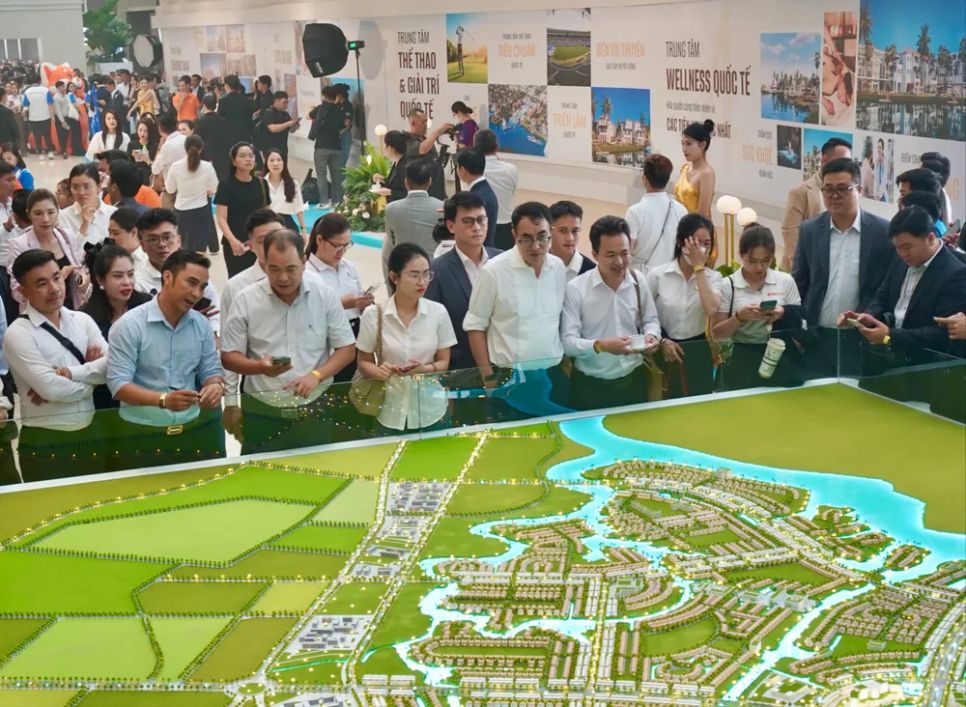 Các nhà đầu tư xem Dự án bất động sản tại Bà Rịa - Vũng Tàu được giới thiệu ở Trung tâm thương mại Thiso, TP Thủ Đức (TPHCM) vào tháng 3-2025. Ảnh: <span style=
