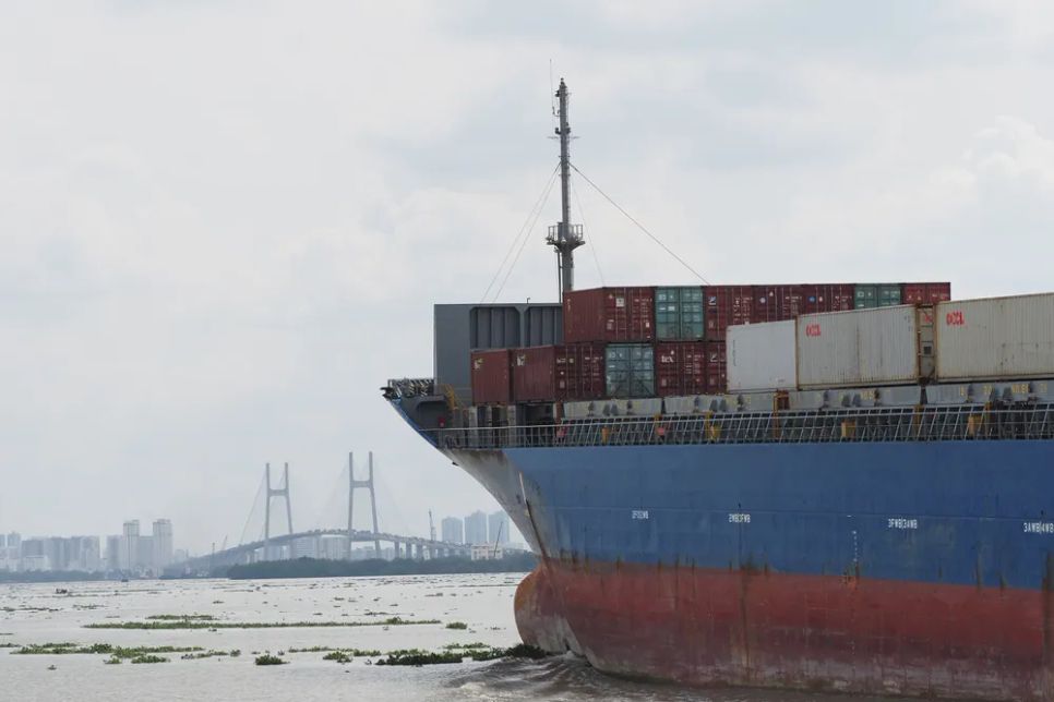 Tàu container từ Biển Đông qua cầu Phú Mỹ tiến vào trung tâm TPHCM. Ảnh: <span style=
