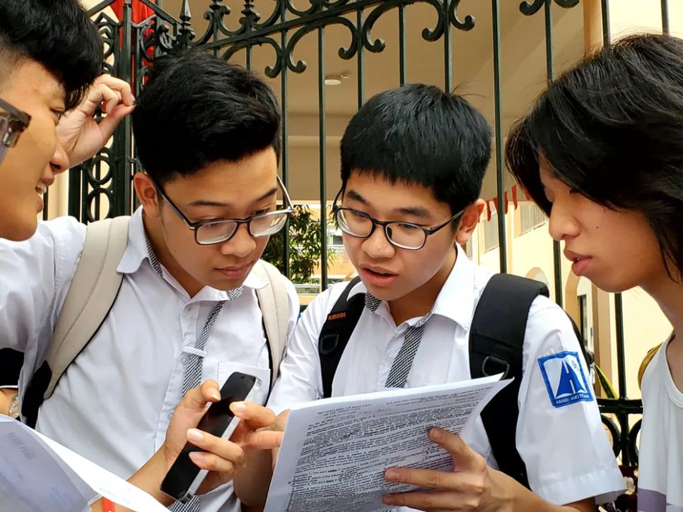 Thí sinh trao đổi sau giờ thi vào sáng 27-6. Ảnh: HÀ NGUYỄN Thí sinh trao đổi sau giờ thi vào sáng 27-6. Ảnh: HÀ NGUYỄN