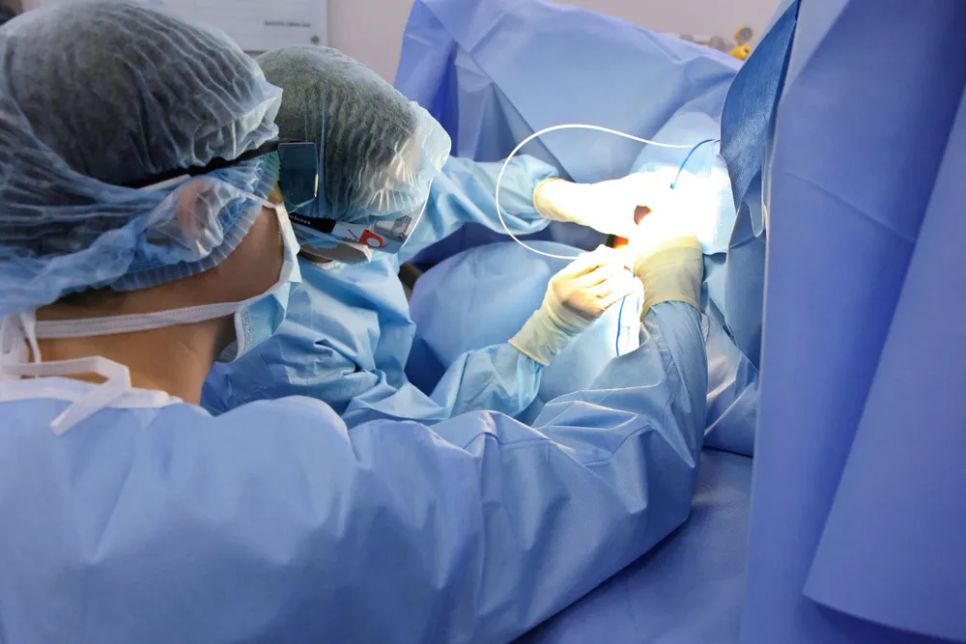 Bác sĩ đang phẫu thuật cho bệnh nhân mắc trĩ nhờ ứng dụng công nghệ laser Bác sĩ đang phẫu thuật cho bệnh nhân mắc trĩ nhờ ứng dụng công nghệ laser