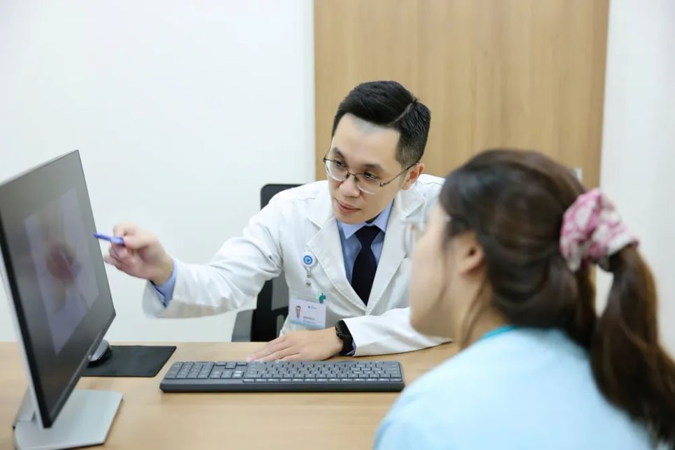 Bác sĩ đang thăm khám cho người bệnh Bác sĩ đang thăm khám cho người bệnh