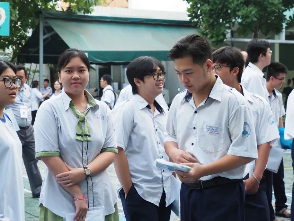 Thí sinh tham dự bài thi 2 môn tự chọn tại điểm thi Trường THCS Colette (quận 3) sáng nay. Ảnh: THU TÂM <br> Thí sinh tham dự bài thi 2 môn tự chọn tại điểm thi Trường THCS Colette (quận 3) sáng nay. Ảnh: THU TÂM <br>