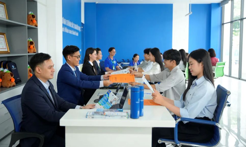 Đại học Văn Hiến luôn đồng hành để định hướng sinh viên trong quá trình chọn ngành, chọn nghề và xây dựng lộ trình học tập phù hợp Đại học Văn Hiến luôn đồng hành để định hướng sinh viên trong quá trình chọn ngành, chọn nghề và xây dựng lộ trình học tập phù hợp