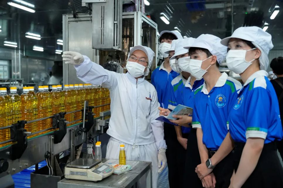 Sinh viên được học tập, trải nghiệm thực tế tại các doanh nghiệp liên quan đến chuyên ngành học ngay từ những năm đầu tiên Sinh viên được học tập, trải nghiệm thực tế tại các doanh nghiệp liên quan đến chuyên ngành học ngay từ những năm đầu tiên