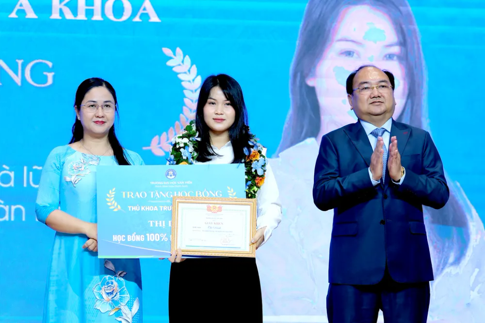 Vinh danh thí sinh đạt thủ khoa đầu vào cấp trường được miễn 100% học phí toàn khóa Vinh danh thí sinh đạt thủ khoa đầu vào cấp trường được miễn 100% học phí toàn khóa