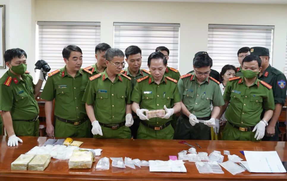 Lãnh đạo Công an tỉnh Thanh Hóa cùng Ban chuyên án kiểm tra tang vật thu giữ trong chuyên án. Ảnh: CÔNG AN THANH HÓA Lãnh đạo Công an tỉnh Thanh Hóa cùng Ban chuyên án kiểm tra tang vật thu giữ trong chuyên án. Ảnh: CÔNG AN THANH HÓA