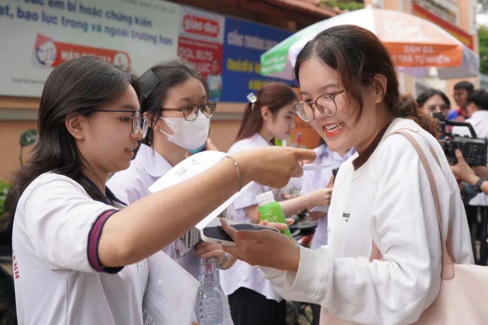 Thí sinh tại TPHCM vui mừng sau khi làm bài Vật lý và Hóa học. Ảnh: HOÀNG HÙNG Thí sinh tại TPHCM vui mừng sau khi làm bài Vật lý và Hóa học. Ảnh: HOÀNG HÙNG
