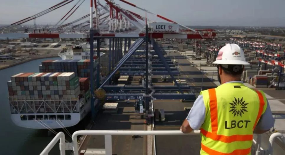 Hàng hóa cập cảng Long Beach, Los Angeles, Mỹ. Ảnh: LOS ANGELES TIMES Hàng hóa cập cảng Long Beach, Los Angeles, Mỹ. Ảnh: LOS ANGELES TIMES