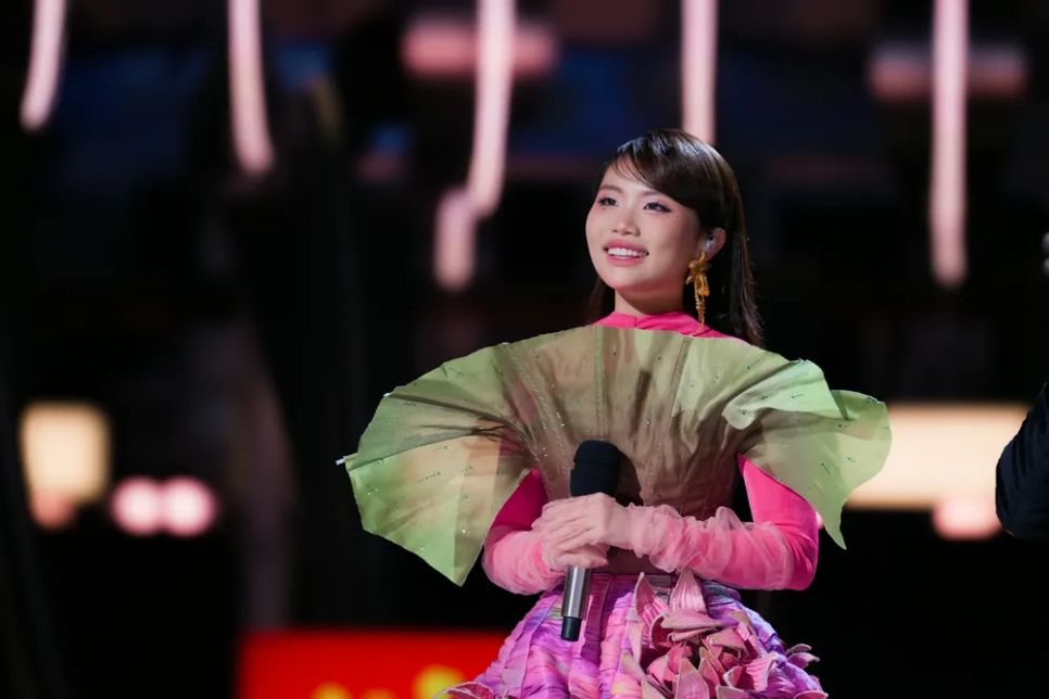 Phương Mỹ Chi thể hiện “Bóng phù hoa” tại Sing! Asia 2025 Phương Mỹ Chi thể hiện “Bóng phù hoa” tại Sing! Asia 2025