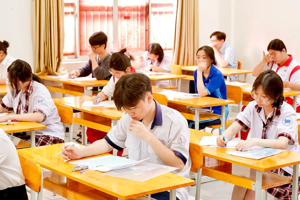 Thí sinh làm bài thi tại điểm thi Trường THPT Nguyễn Hữu Thọ, quận 4, TPHCM. Ảnh: HOÀNG HÙNG Thí sinh làm bài thi tại điểm thi Trường THPT Nguyễn Hữu Thọ, quận 4, TPHCM. Ảnh: HOÀNG HÙNG