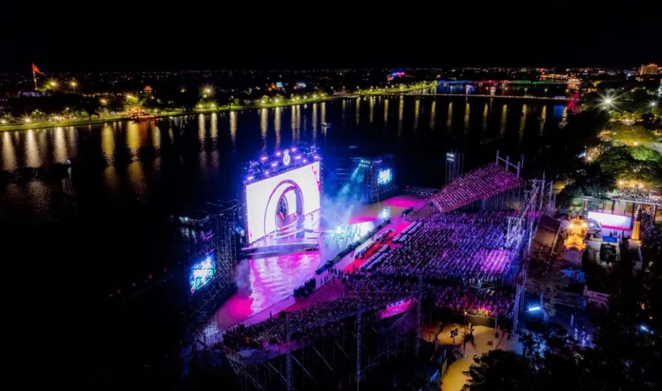 Chung kết cuộc thi Hoa hậu Việt Nam 2024 diễn ra tại sân khấu nổi trên sông Hương Chung kết cuộc thi Hoa hậu Việt Nam 2024 diễn ra tại sân khấu nổi trên sông Hương