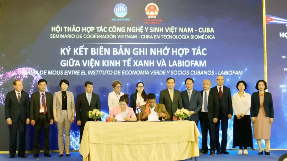 Các đại biểu chứng kiến ký kết hợp tác giữa đại diện các tổ chức của Việt Nam và Cuba tại hội thảo Các đại biểu chứng kiến ký kết hợp tác giữa đại diện các tổ chức của Việt Nam và Cuba tại hội thảo