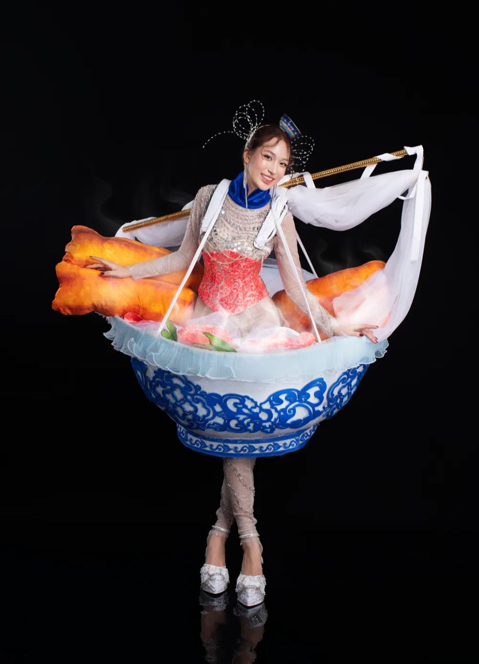 Hoa hậu Kỳ Duyên trong trang phục dân tộc 