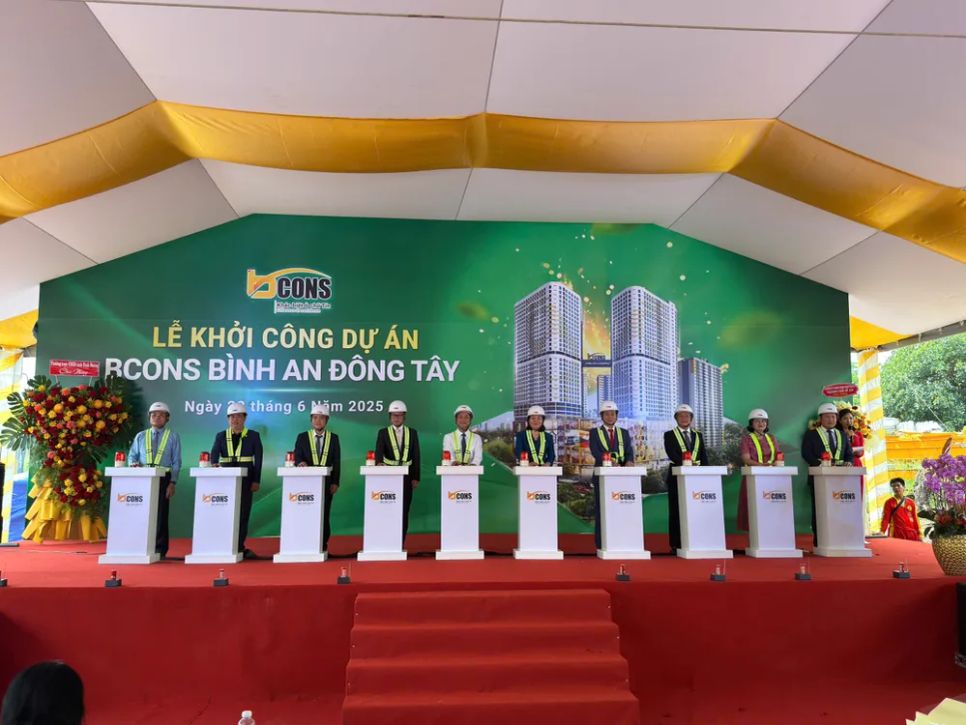 Đại biểu thực hiện nghi thức khởi công Đại biểu thực hiện nghi thức khởi công