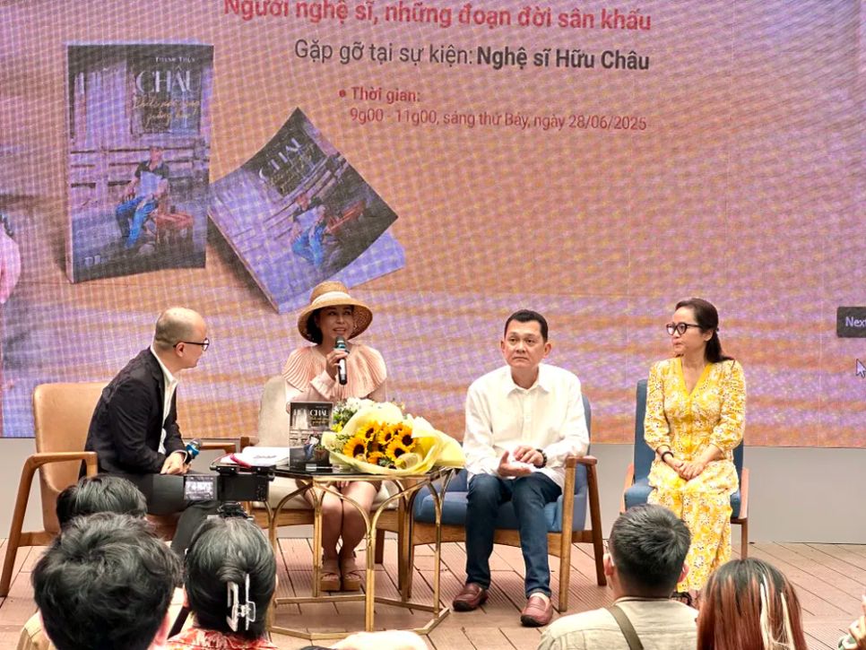 Chương trình có sự tham dự của đông đảo người thân, đồng nghiệp và khán giả yêu mến nghệ sĩ Hữu Châu Chương trình có sự tham dự của đông đảo người thân, đồng nghiệp và khán giả yêu mến nghệ sĩ Hữu Châu