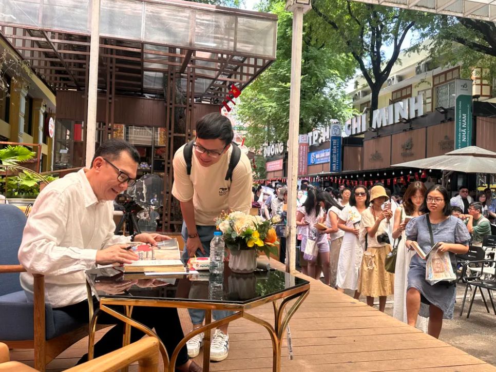 Đông đảo bạn đọc xếp hàng chờ xin chữ ký của nghệ sĩ Hữu Châu Đông đảo bạn đọc xếp hàng chờ xin chữ ký của nghệ sĩ Hữu Châu