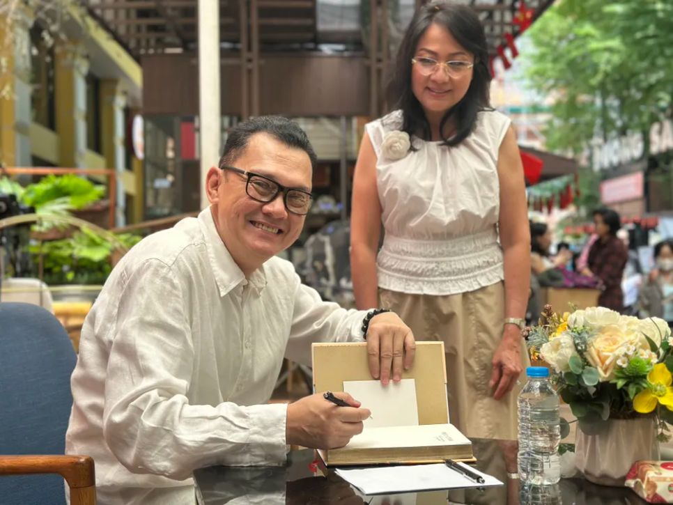 Nghệ sĩ Hữu Châu ký tặng sách cho bạn đọc Nghệ sĩ Hữu Châu ký tặng sách cho bạn đọc