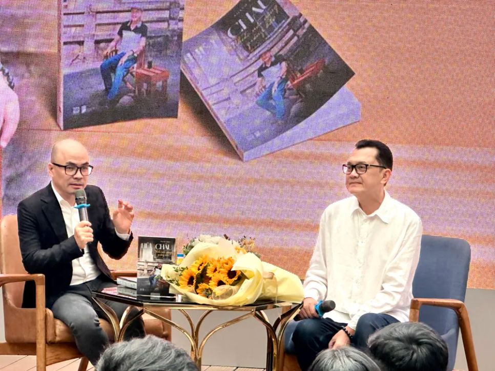 Nghệ sĩ Hữu Châu và MC Minh Đức tại chương trình Nghệ sĩ Hữu Châu và MC Minh Đức tại chương trình