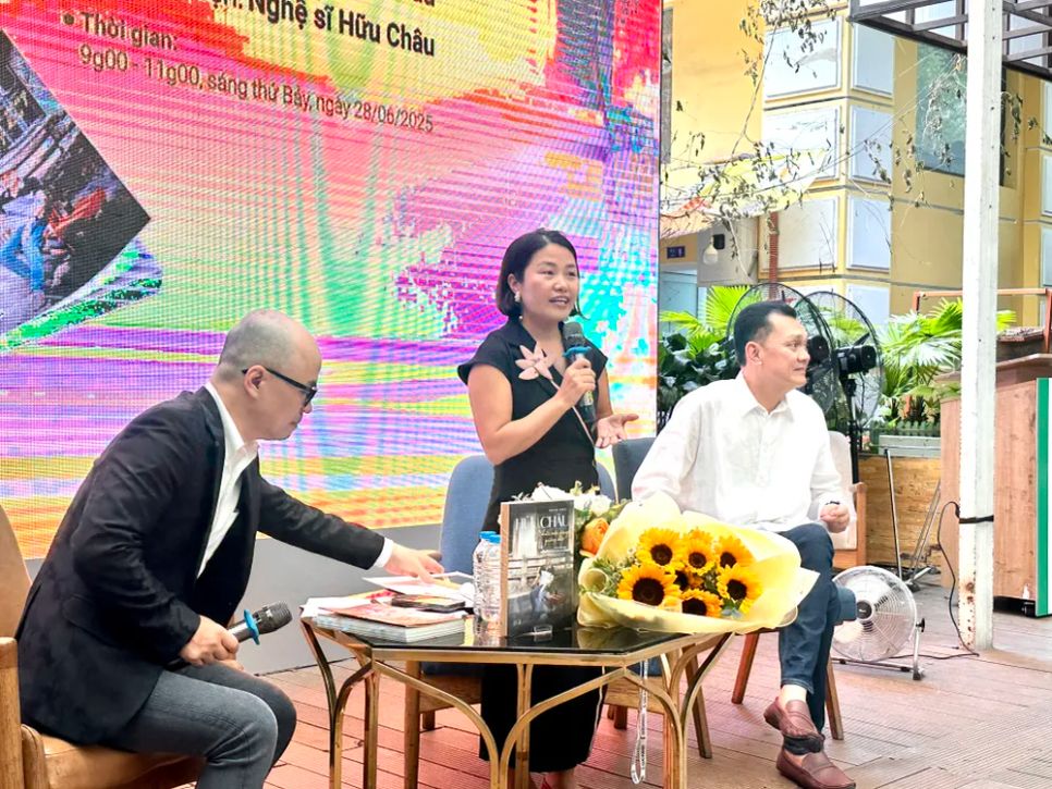 Nhà thơ Ngô Thị Hạnh (giữa) chia sẻ về quá trình tổ chức bản thảo cho ấn phẩm Nhà thơ Ngô Thị Hạnh (giữa) chia sẻ về quá trình tổ chức bản thảo cho ấn phẩm