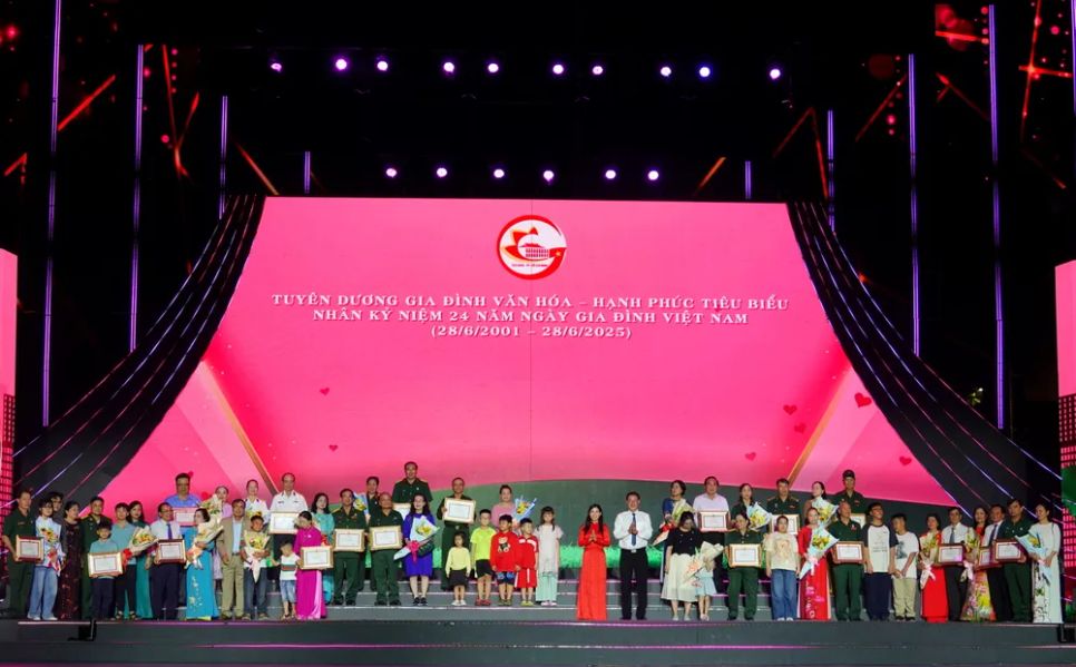 Phó Chủ tịch Thường trực UBMTTQ Việt Nam TPHCM Nguyễn Thành Trung và Phó trưởng Ban Văn hóa - Xã hội HĐND TPHCM Nguyễn Thị Nga tặng Bằng khen của UBND TPHCM cho các gia đình văn hóa – hạnh phúc tiêu biểu. Ảnh: THÚY BÌNH Phó Chủ tịch Thường trực UBMTTQ Việt Nam TPHCM Nguyễn Thành Trung và Phó trưởng Ban Văn hóa - Xã hội HĐND TPHCM Nguyễn Thị Nga tặng Bằng khen của UBND TPHCM cho các gia đình văn hóa – hạnh phúc tiêu biểu. Ảnh: THÚY BÌNH