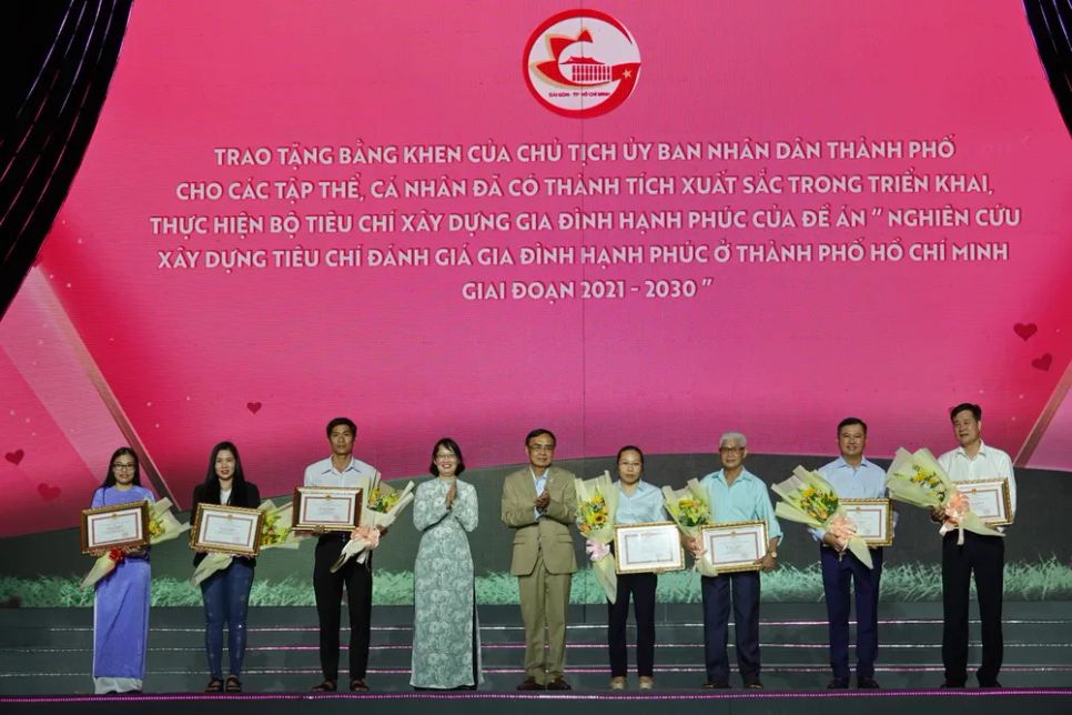Phó Chủ tịch UBND TPHCM Trần Thị Diệu Thúy và Chủ tịch Hội Cựu chiến binh TPHCM - Thiếu tướng Nguyễn Minh Hoàng trao Bằng khen cho các cá nhân. Ảnh: THÚY BÌNH <br> Phó Chủ tịch UBND TPHCM Trần Thị Diệu Thúy và Chủ tịch Hội Cựu chiến binh TPHCM - Thiếu tướng Nguyễn Minh Hoàng trao Bằng khen cho các cá nhân. Ảnh: THÚY BÌNH <br>