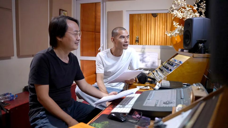Đạo diễn - NSƯT Trịnh Lâm Tùng (áo trắng) trong phòng dựng phim Trạng Quỳnh nhí: Truyền thuyết Kim Ngưu. Ảnh: NVCC