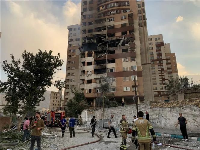 Tòa nhà tại Tehran, Iran bị hư hại sau cuộc tấn công của Israel. Ảnh: AA/TTXVN Tòa nhà tại Tehran, Iran bị hư hại sau cuộc tấn công của Israel. Ảnh: AA/TTXVN