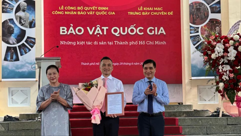 Nguyên Chủ tịch Quốc hội Nguyễn Thị Kim Ngân và Phó Cục trưởng Cục Di sản văn hóa Phạm Định Phong trao quyết định công nhận Bảo vật Quốc gia đến nhà sưu tập Phạm Gia Chi Bảo Nguyên Chủ tịch Quốc hội Nguyễn Thị Kim Ngân và Phó Cục trưởng Cục Di sản văn hóa Phạm Định Phong trao quyết định công nhận Bảo vật Quốc gia đến nhà sưu tập Phạm Gia Chi Bảo