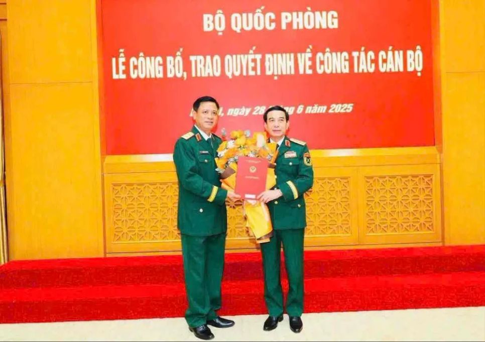 Đại tướng Phan Văn Giang, Bộ trưởng Bộ Quốc phòng, trao quyết định đến Trung tướng Nguyễn Trường Thắng Đại tướng Phan Văn Giang, Bộ trưởng Bộ Quốc phòng, trao quyết định đến Trung tướng Nguyễn Trường Thắng