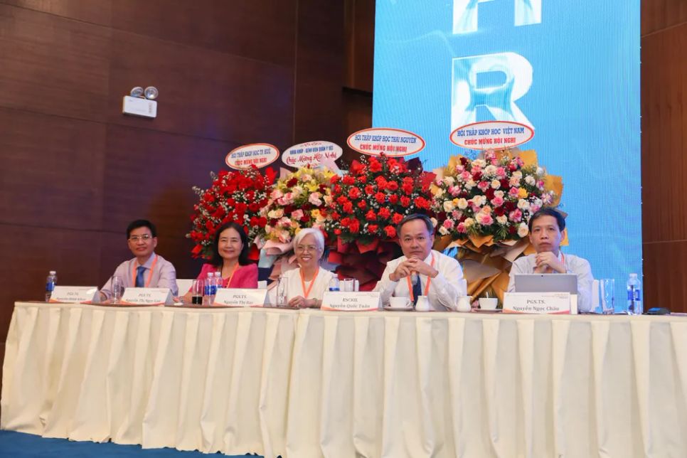 Các đại biểu chủ tọa phiên thảo luận Các đại biểu chủ tọa phiên thảo luận
