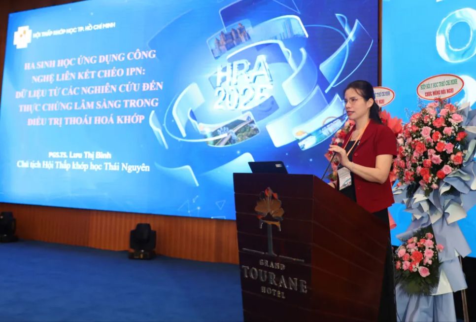 PGS-TS Lưu Thị Bình, Chủ tịch Hội Thấp khớp học Thái Nguyên báo cáo tại hội nghị PGS-TS Lưu Thị Bình, Chủ tịch Hội Thấp khớp học Thái Nguyên báo cáo tại hội nghị